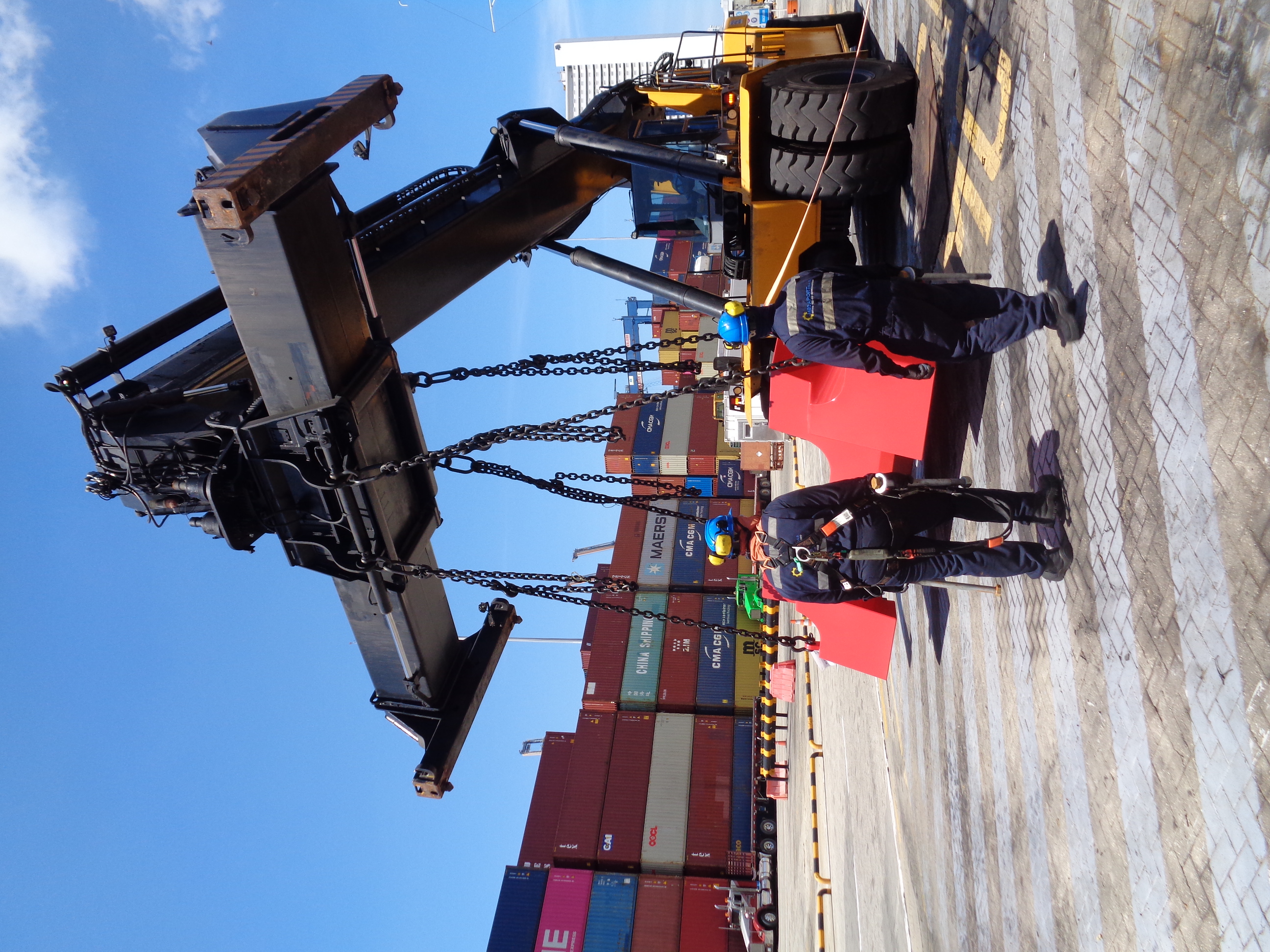 Técnicos de Mecaport realizando overhaul de reach stacker Kalmar en terminal de contenedores, Cartagena